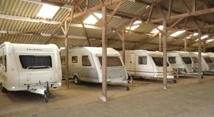 Binnenstalling met caravans